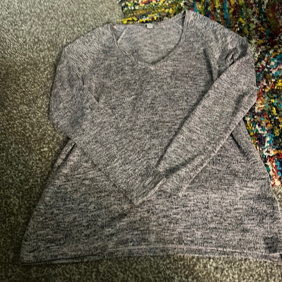 Super Soft n Cute American Eagle V Neck size Medium - Picture 1 of 5
